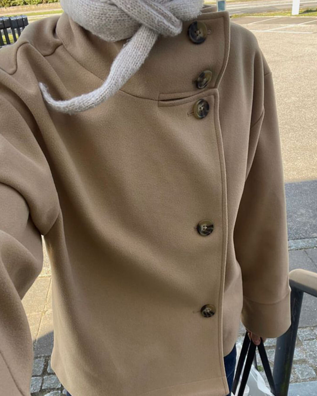 Damenjacke mit hohem Kragen und lockerer Passform | J&B - 6 - Jasminaboutique.com