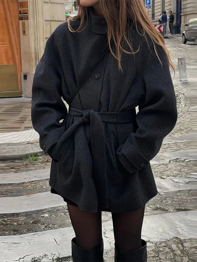 Damenjacke mit Gürtel, lässiger Schnitt und hohem Kragen | J&B - 1 - Jasminaboutique.com