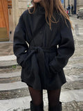Damenjacke mit Gürtel, lässiger Schnitt und hohem Kragen | J&B - 1 - Jasminaboutique.com