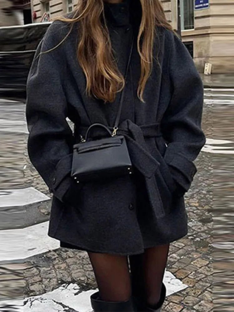 Damenjacke mit Gürtel, lässiger Schnitt und hohem Kragen | J&B - 3 - Jasminaboutique.com