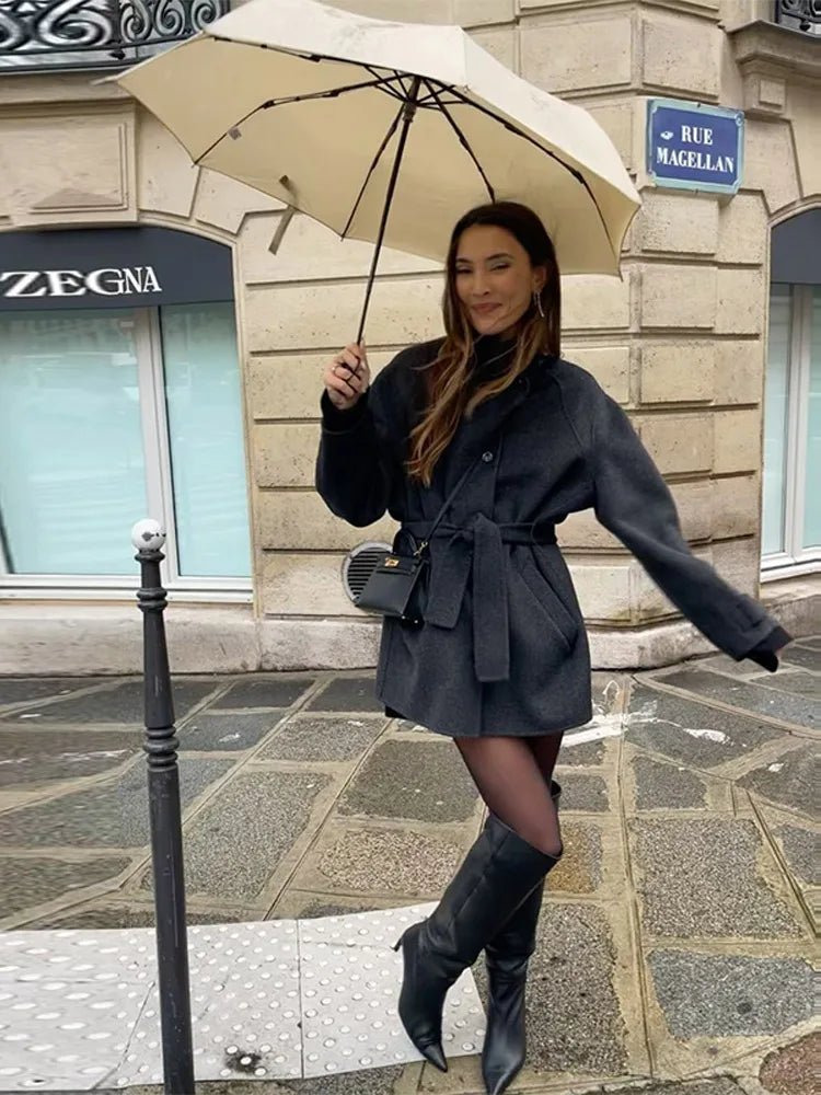 Damenjacke mit Gürtel, lässiger Schnitt und hohem Kragen | J&B - 6 - Jasminaboutique.com