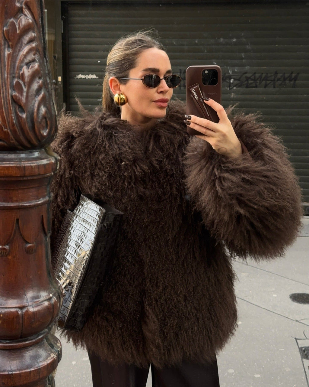 Kunstfelljacke Damen im Oversize-Stil mit hohem Kragen und weichem Fall | J&B - 2 - Jasminaboutique.com