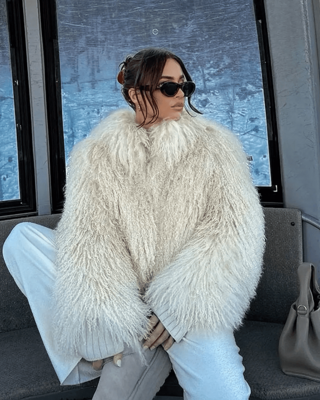 Kunstfelljacke Damen im Oversize-Stil mit hohem Kragen und weichem Fall | J&B - 4 - Jasminaboutique.com
