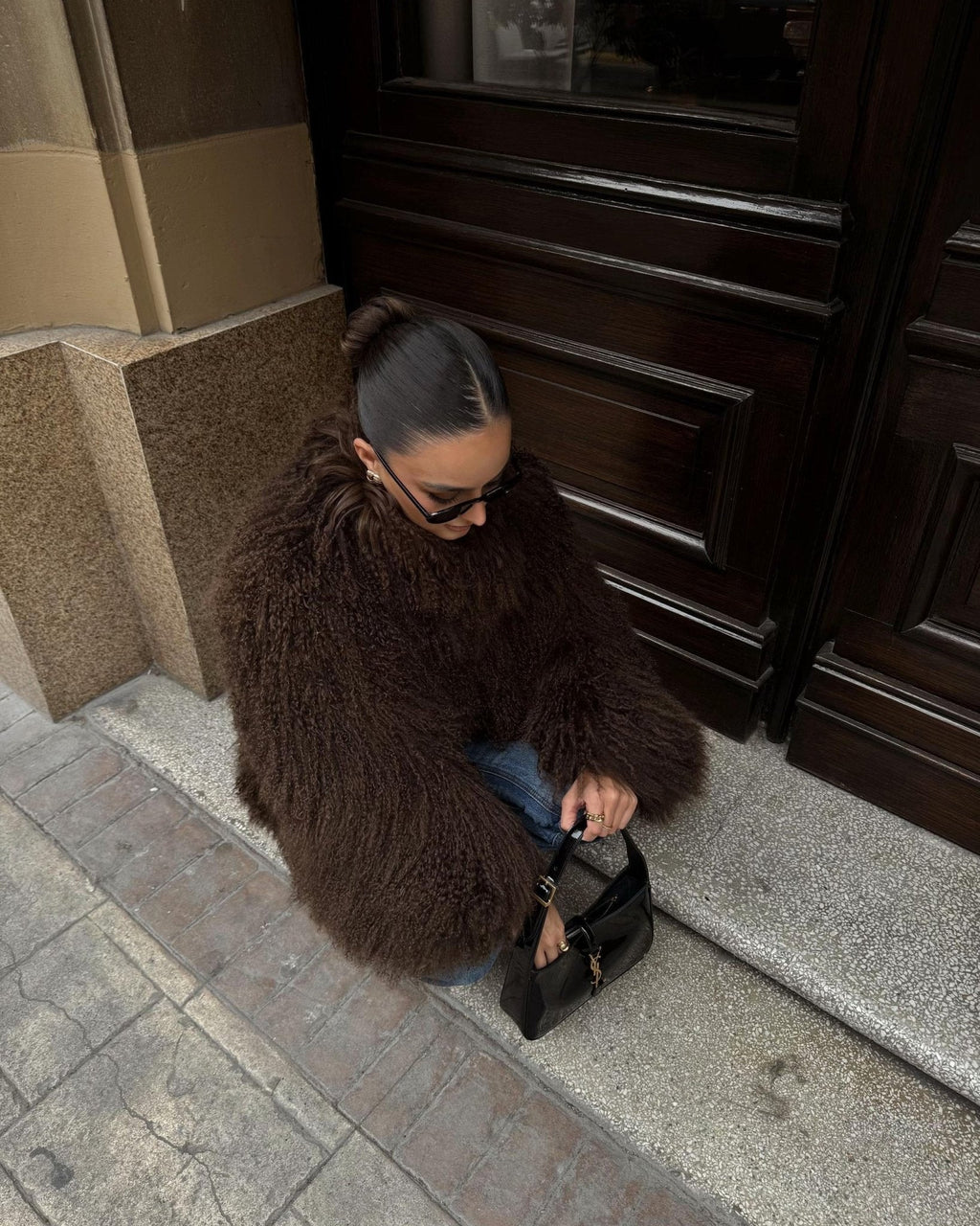 Kunstfelljacke Damen im Oversize-Stil mit hohem Kragen und weichem Fall | J&B - 11 - Jasminaboutique.com
