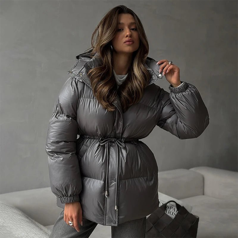 Daunenjacke Damen mit Kordelzug und Longline-Silhouette | J&B - 13 - Jasminaboutique.com
