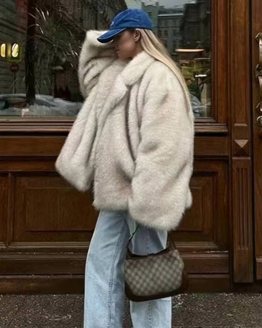 Kunstfelljacke Damen im Oversize-Stil mit kuscheliger Struktur | J&B - 5 - Jasminaboutique.com