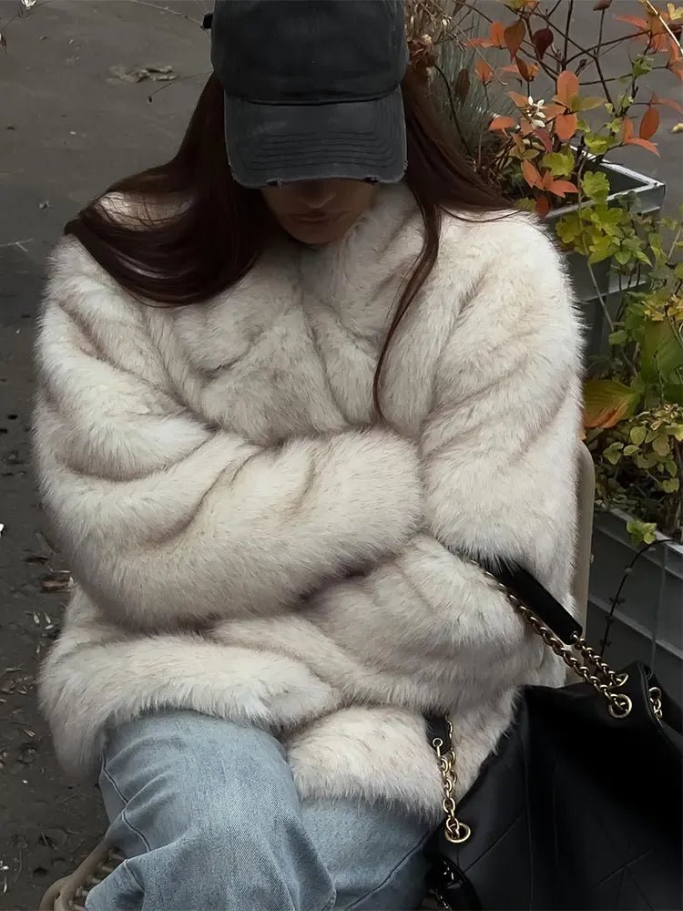Kunstfelljacke Damen im Oversize-Stil mit kuscheliger Struktur | J&B - 7 - Jasminaboutique.com