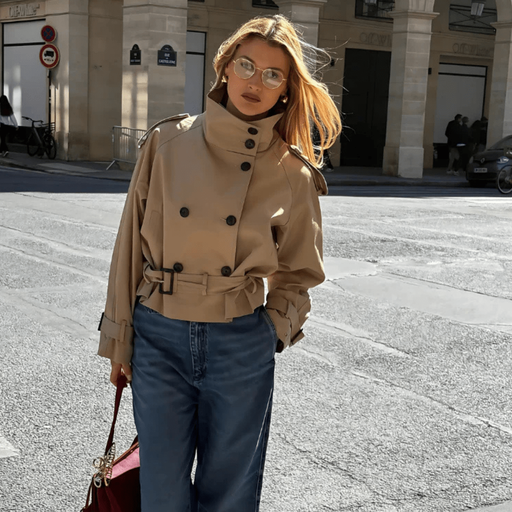 Kurze Damenjacke mit doppelreihiger Knopfleiste und Gürtel | J&B - 2 - Jasminaboutique.com