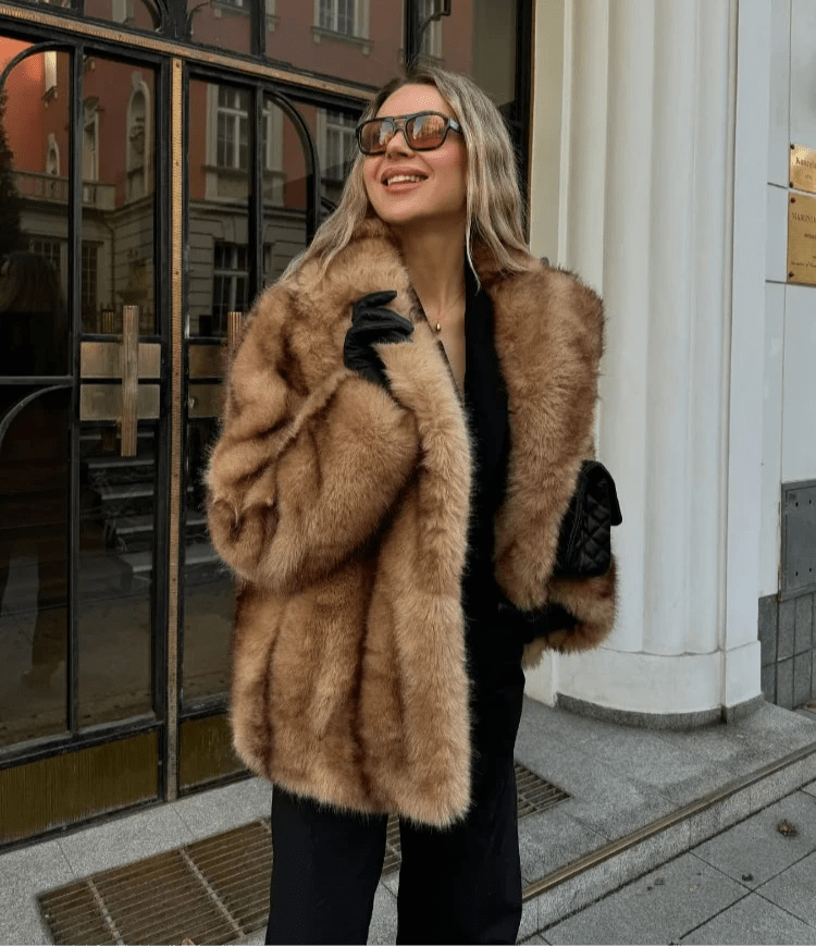 Kunstfelljacke Damen mit offener Silhouette und flauschiger Textur | J&B - 1 - Jasminaboutique.com