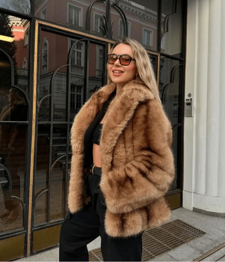Kunstfelljacke Damen mit offener Silhouette und flauschiger Textur | J&B - 4 - Jasminaboutique.com