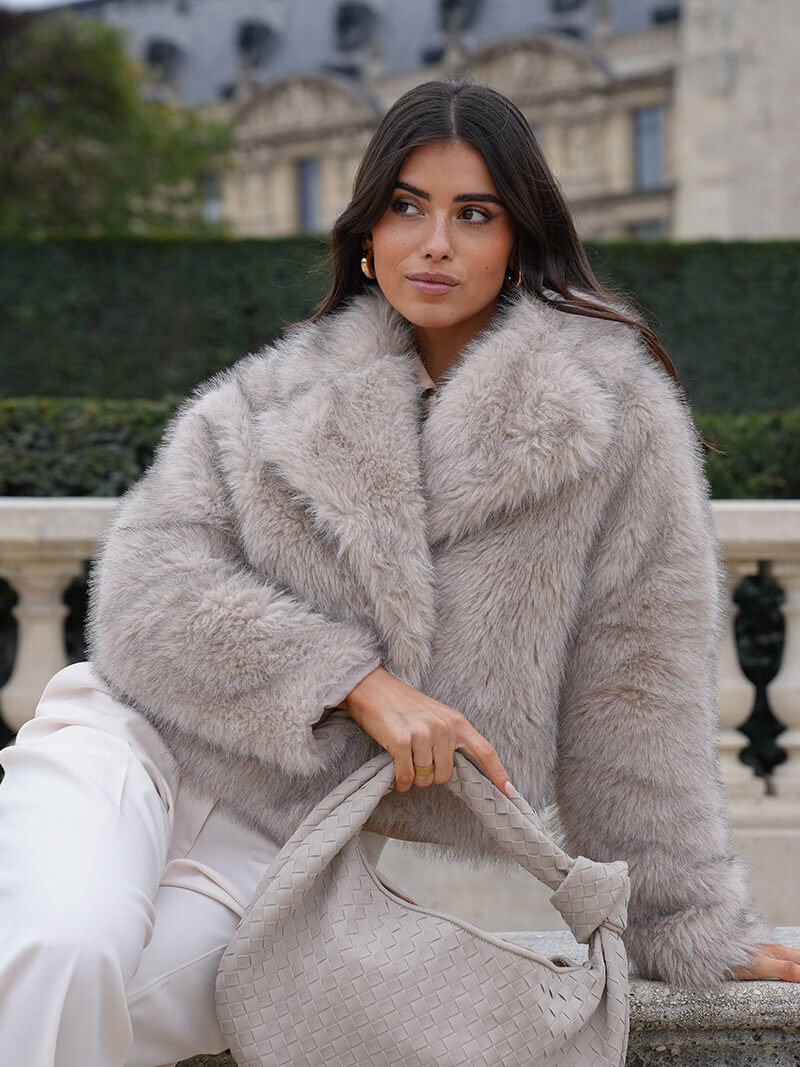 Kunstfelljacke Damen im verkürzten Schnitt mit übergroßem Kragen | J&B - 1 - Jasminaboutique.com