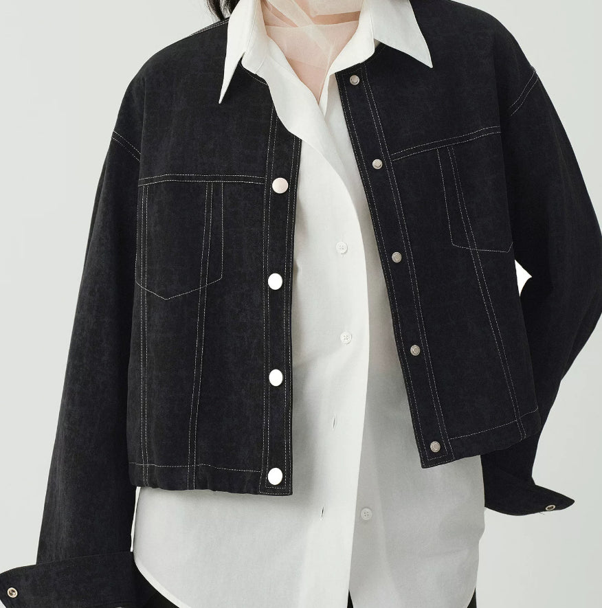 Kurze Damenjacke mit lässiger Passform und Vordertaschen | J&B - 1 - Jasminaboutique.com