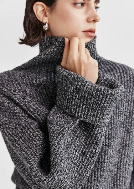 Oversize Damenpullover mit hohem Kragen und lässigem Schnitt | J&B - 4 - Jasminaboutique.com