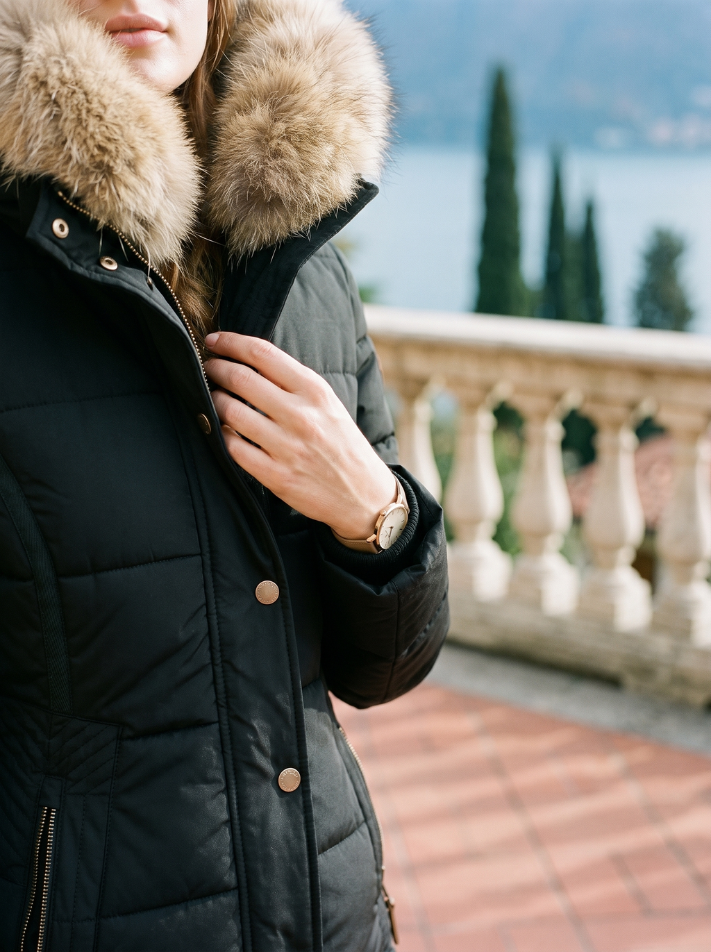 Damen-Steppjacke mit abnehmbarer Pelzkapuze und taillierter Passform - 4 - Jasminaboutique.com