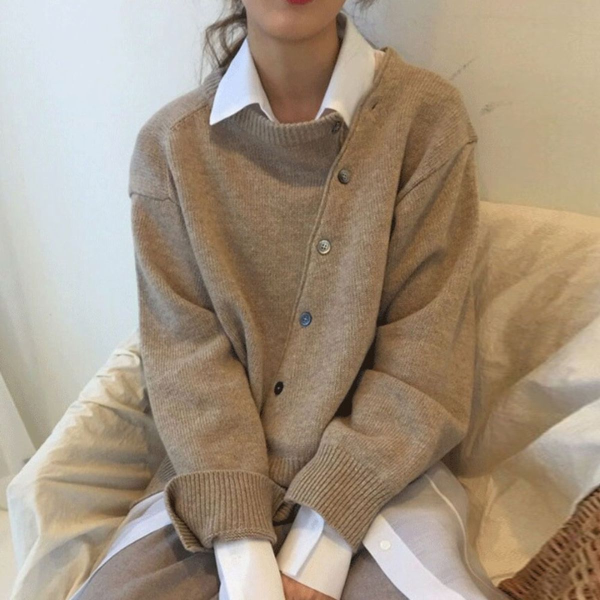 Damenpullover aus weichem Strick mit Knopfleiste und lockerer Passform - 1 - Jasminaboutique.com