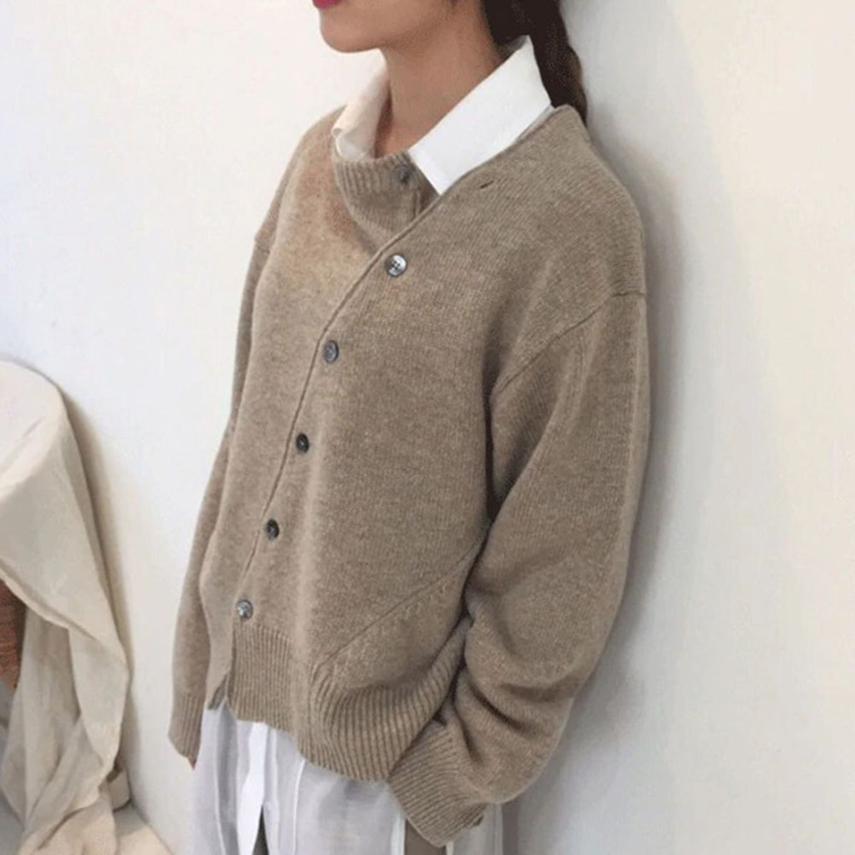 Damenpullover aus weichem Strick mit Knopfleiste und lockerer Passform - 6 - Jasminaboutique.com