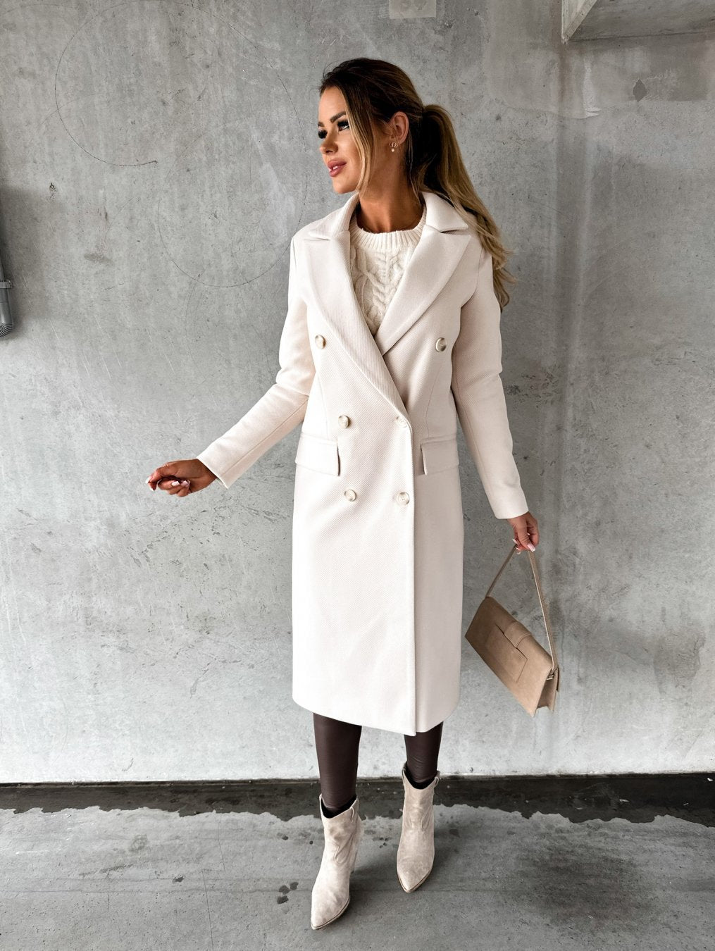 Zweireihiger Damenmantel mit Taschen und elegantem Schnitt - 5 - Jasminaboutique.com