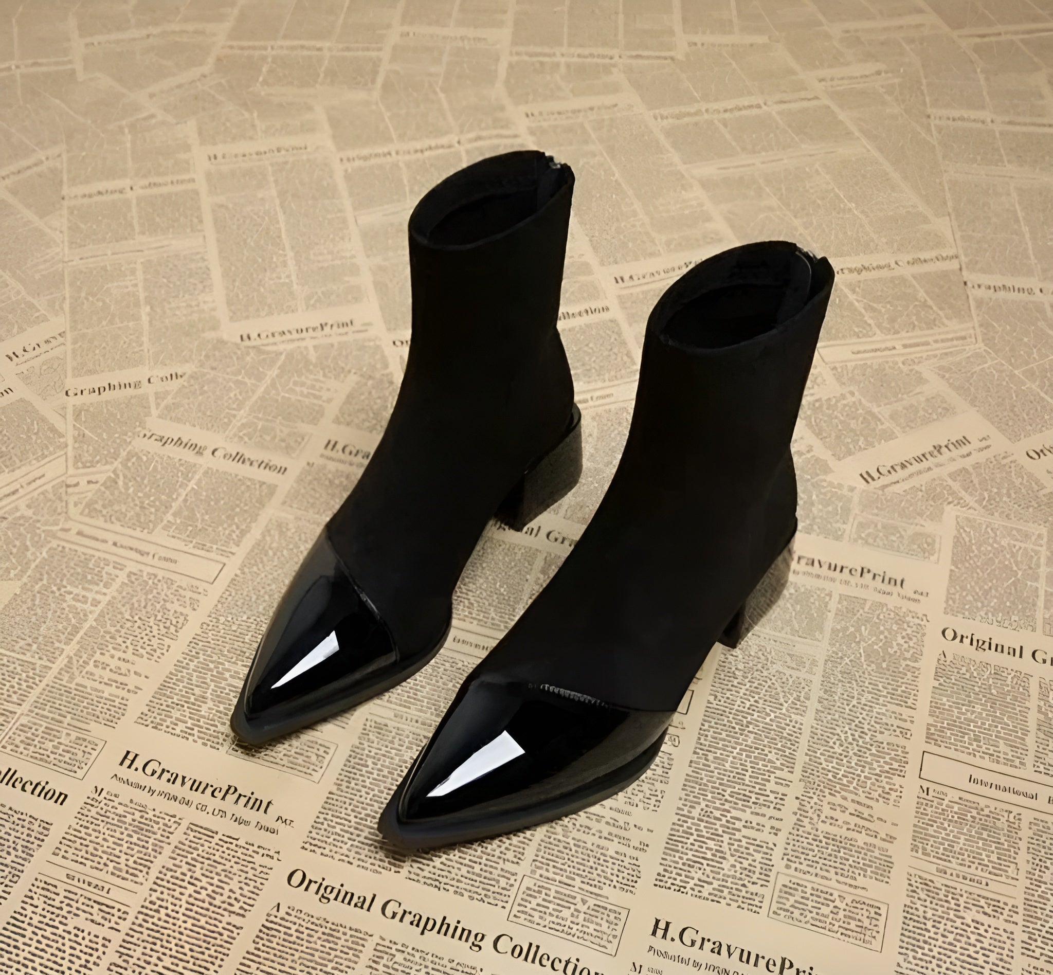 Damen-Stiefeletten mit Blockabsatz und glänzender Schuhspitze - 2 - Jasminaboutique.com