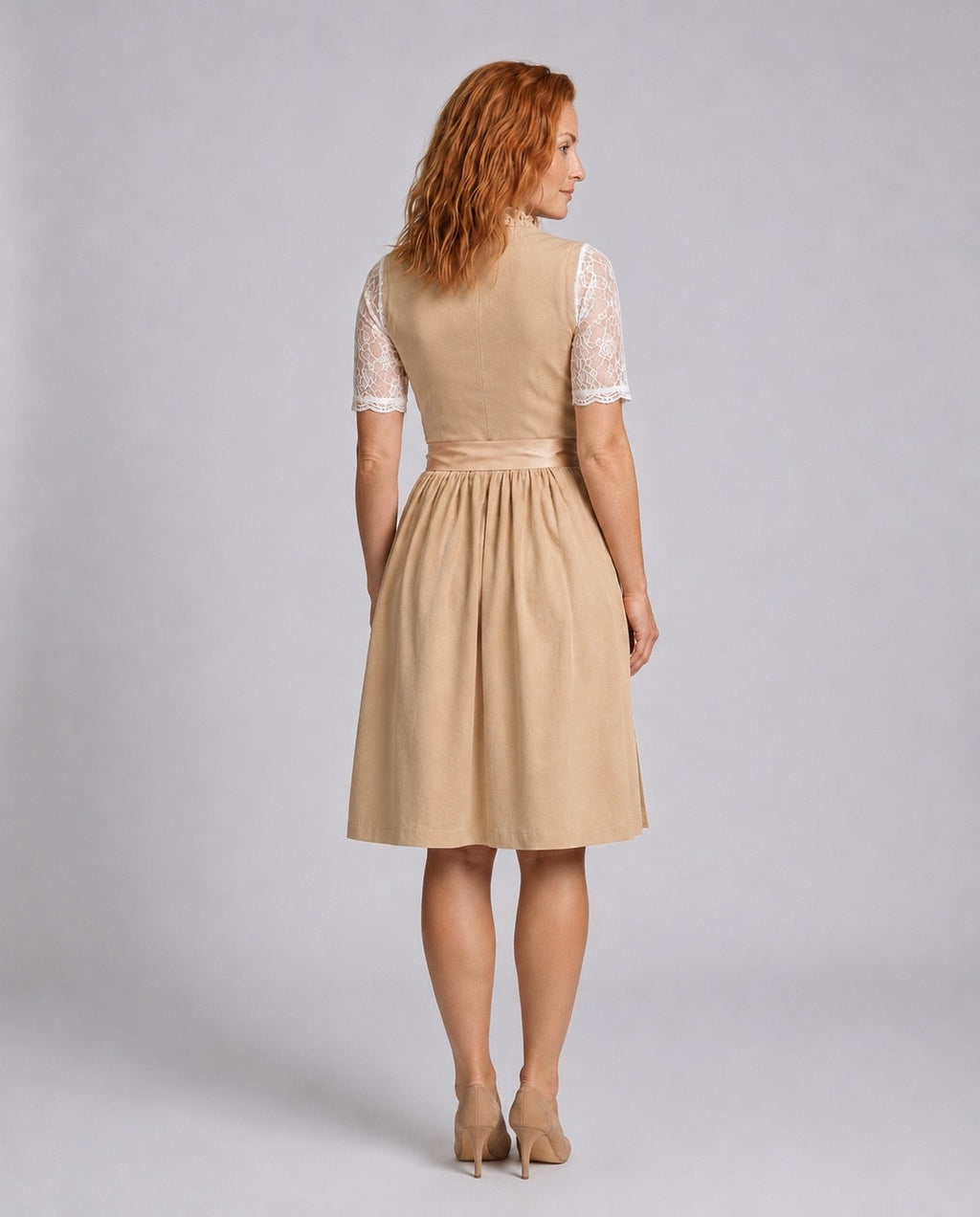 Dirndl Damen mit Spitzenbluse und floralen Details | J&B - 2 - Jasminaboutique.com