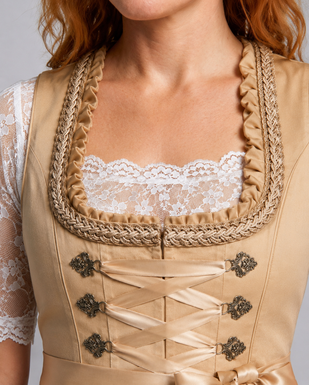 Dirndl Damen mit Spitzenbluse und floralen Details | J&B - 5 - Jasminaboutique.com