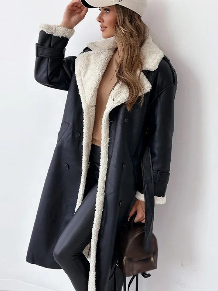 Langer Damenmantel mit doppelter Knopfleiste und kuscheligem Kragen | J&B - 1 - Jasminaboutique.com