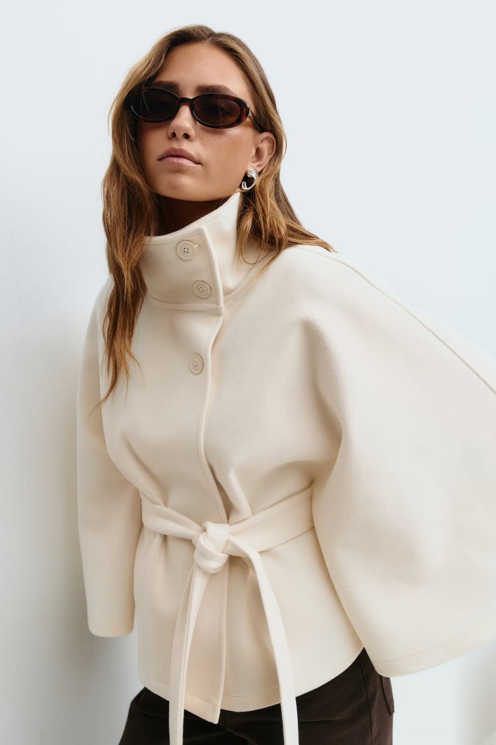 Cape-Mantel Damen in lockerer Passform mit hohem Kragen und Gürtel | J&B - 1 - Jasminaboutique.com