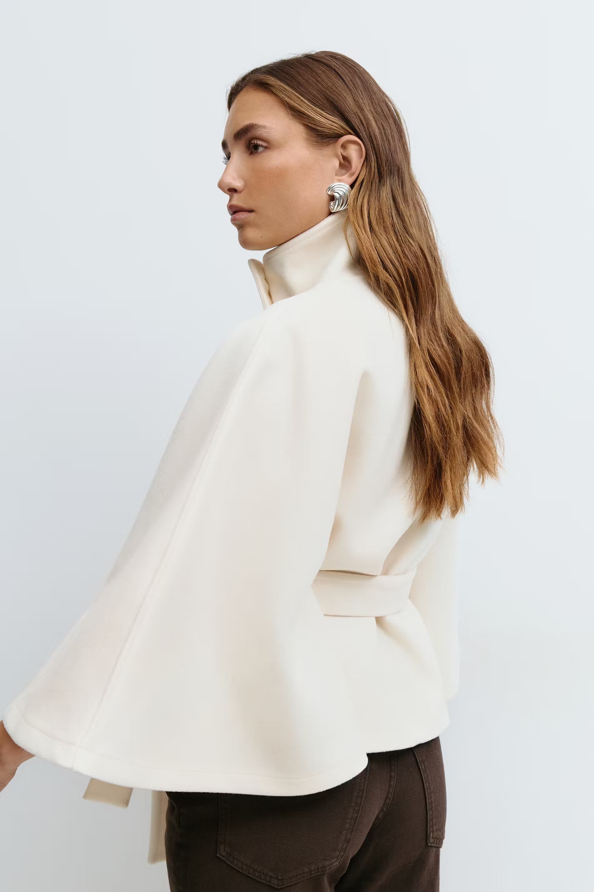 Cape-Mantel Damen in lockerer Passform mit hohem Kragen und Gürtel | J&B - 3 - Jasminaboutique.com