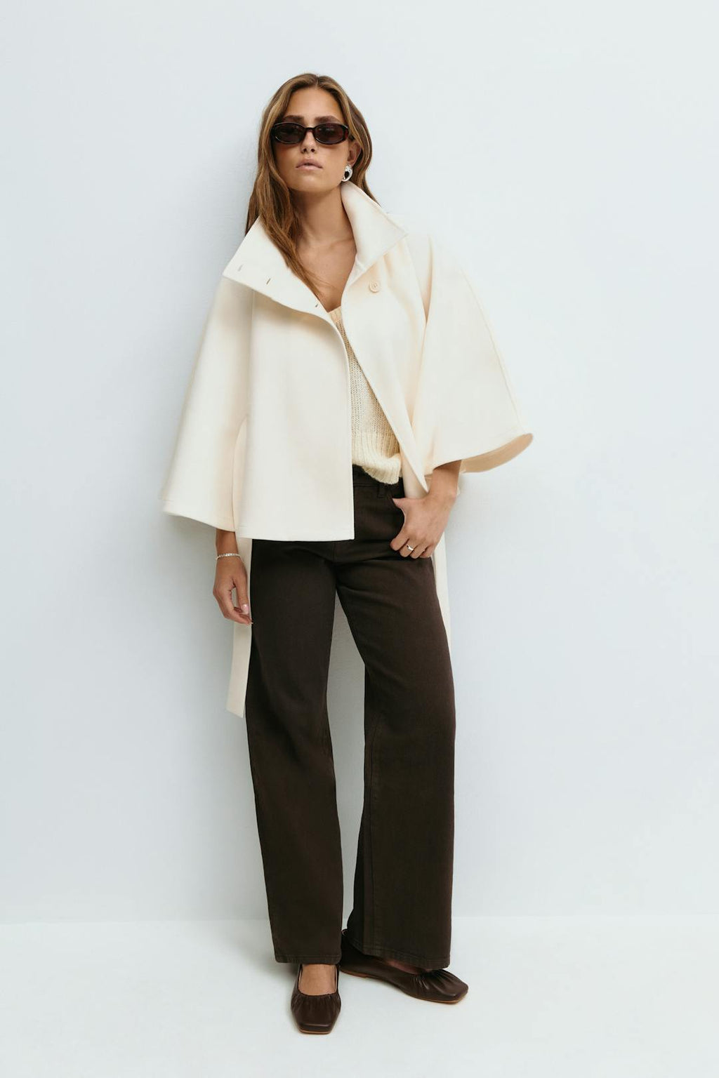 Cape-Mantel Damen in lockerer Passform mit hohem Kragen und Gürtel | J&B - 4 - Jasminaboutique.com
