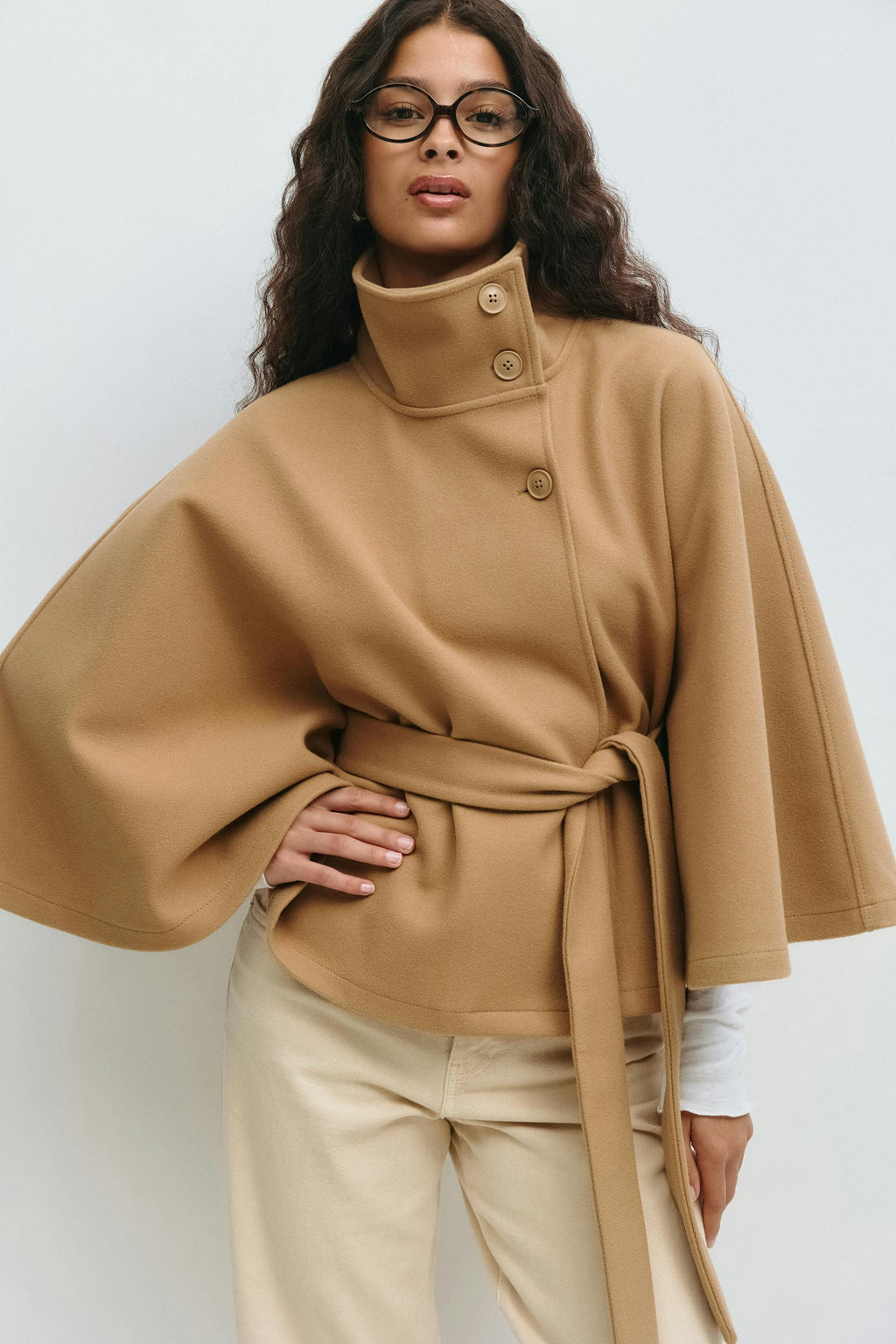 Cape-Mantel Damen in lockerer Passform mit hohem Kragen und Gürtel | J&B - 8 - Jasminaboutique.com