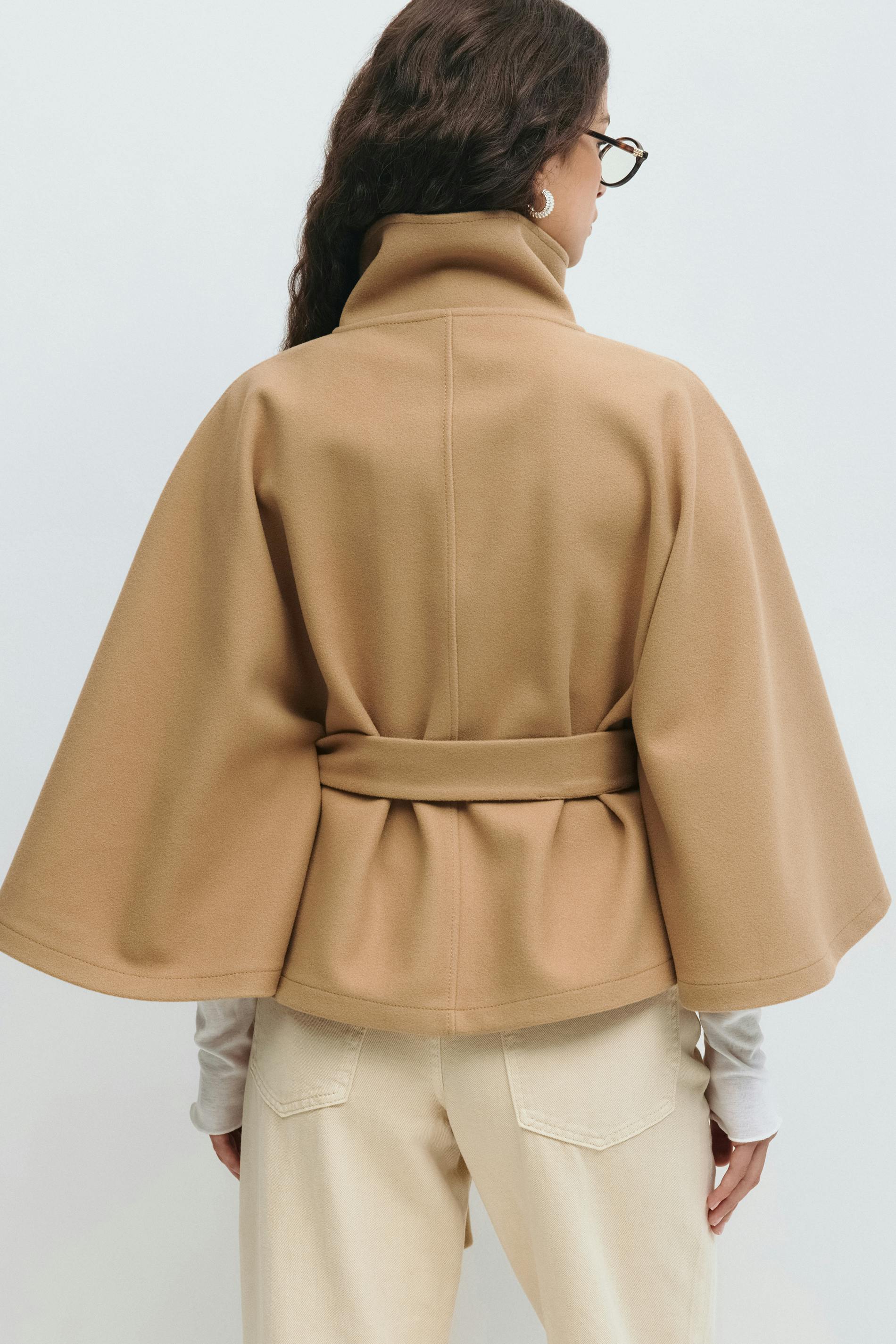 Cape-Mantel Damen in lockerer Passform mit hohem Kragen und Gürtel | J&B - 9 - Jasminaboutique.com