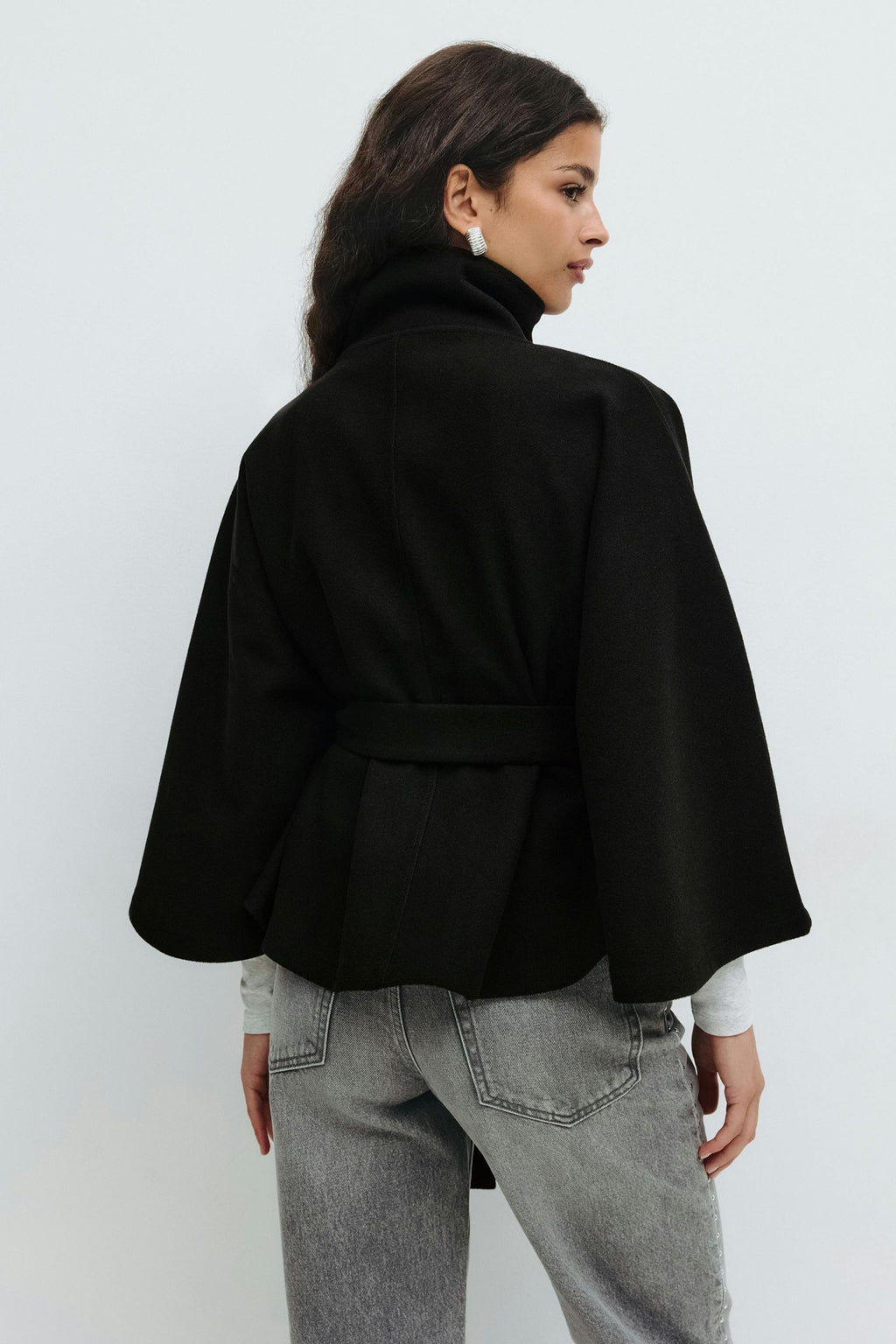 Cape-Mantel Damen in lockerer Passform mit hohem Kragen und Gürtel | J&B - 10 - Jasminaboutique.com