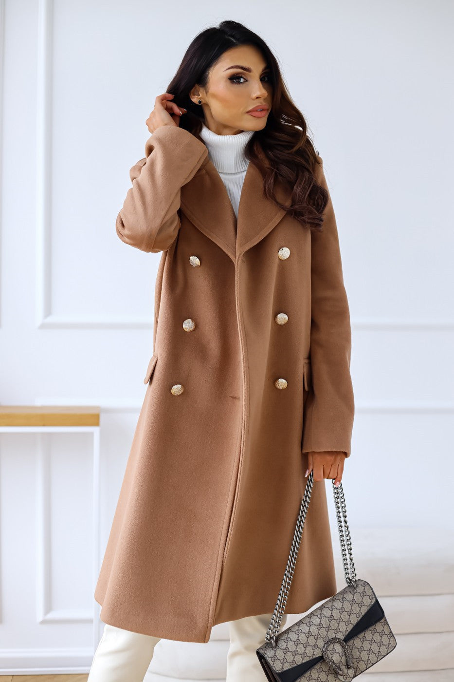 Langer Damenmantel mit doppelreihigem Verschluss, breitem Revers und Taschen - 3 - Jasminaboutique.com