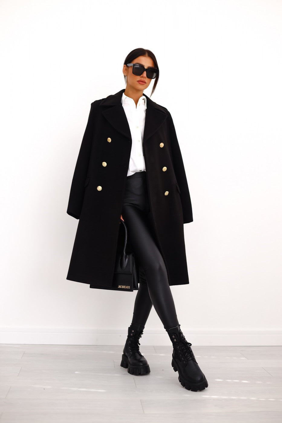 Langer Damenmantel mit doppelreihigem Verschluss, breitem Revers und Taschen - 6 - Jasminaboutique.com