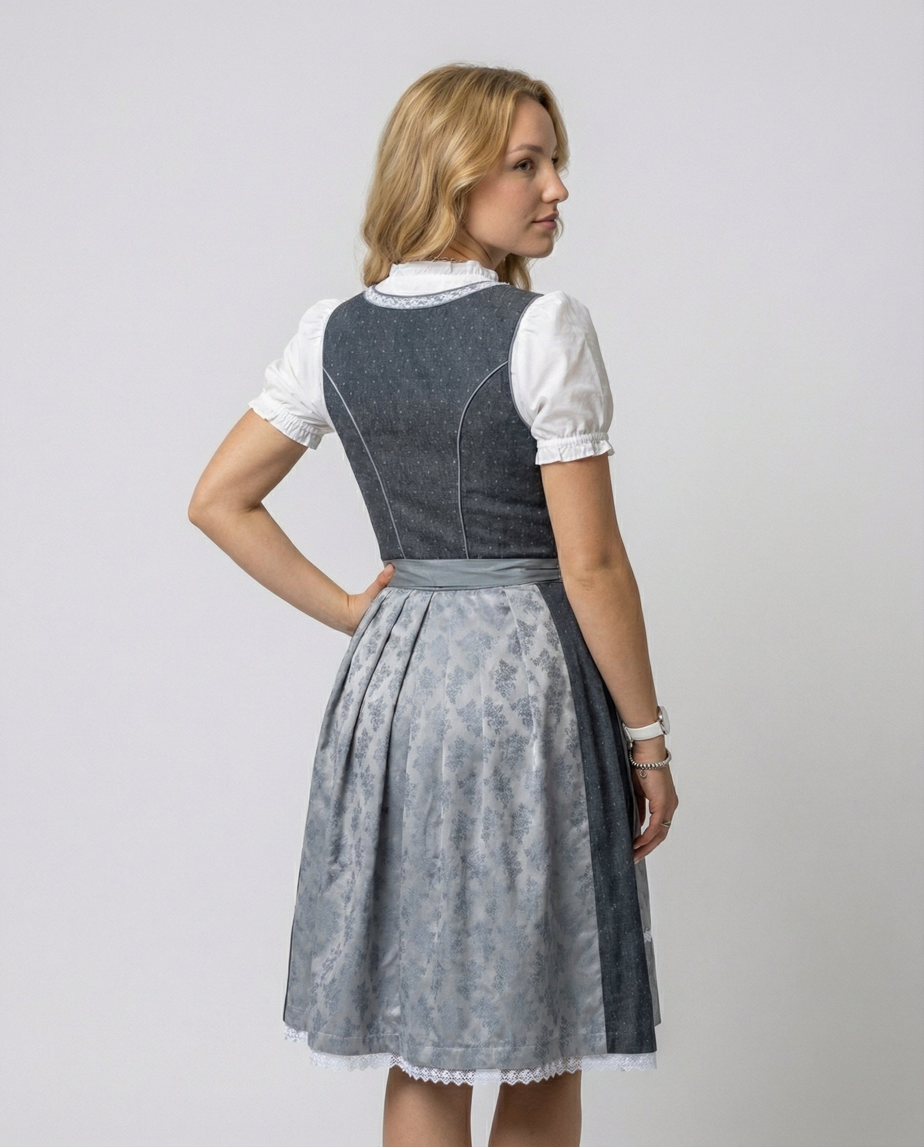 Dirndl für Damen – Eleganter, traditioneller Stil mit figurschmeichelnder Passform - 4 - Jasminaboutique.com
