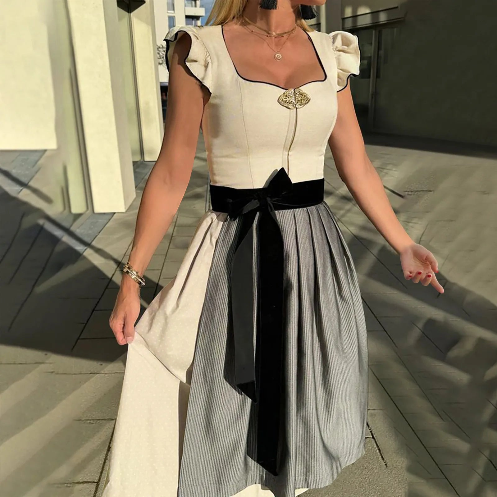 Dirndl Damen mit Rüschenärmeln und taillierter Passform | J&B - 3 - Jasminaboutique.com