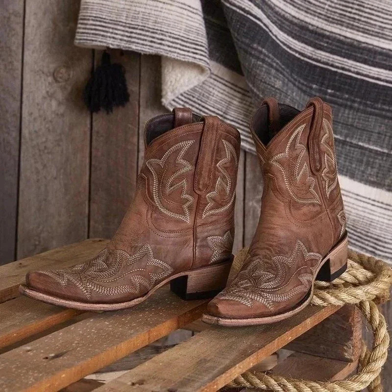 Stiefeletten Damen mit Western-Design und Blockabsatz - J&B - 2 - Jasminaboutique.com