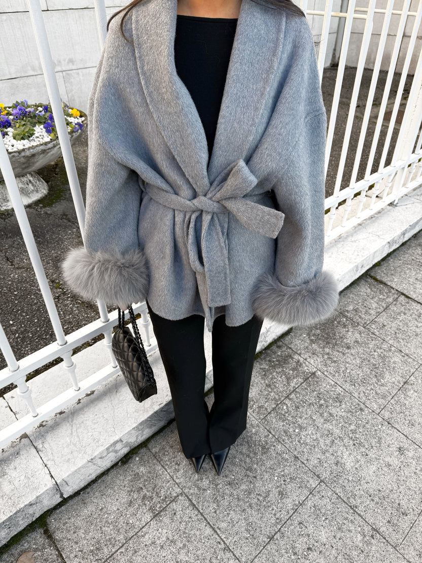 Mantel Damen mit Gürtel und eleganten Ärmeln - J&B - 7 - Jasminaboutique.com