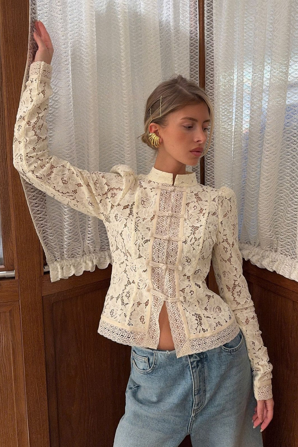 Bluse Damen mit Mandarin-Kragen und dekorativem Verschluss - J&B - 3 - Jasminaboutique.com