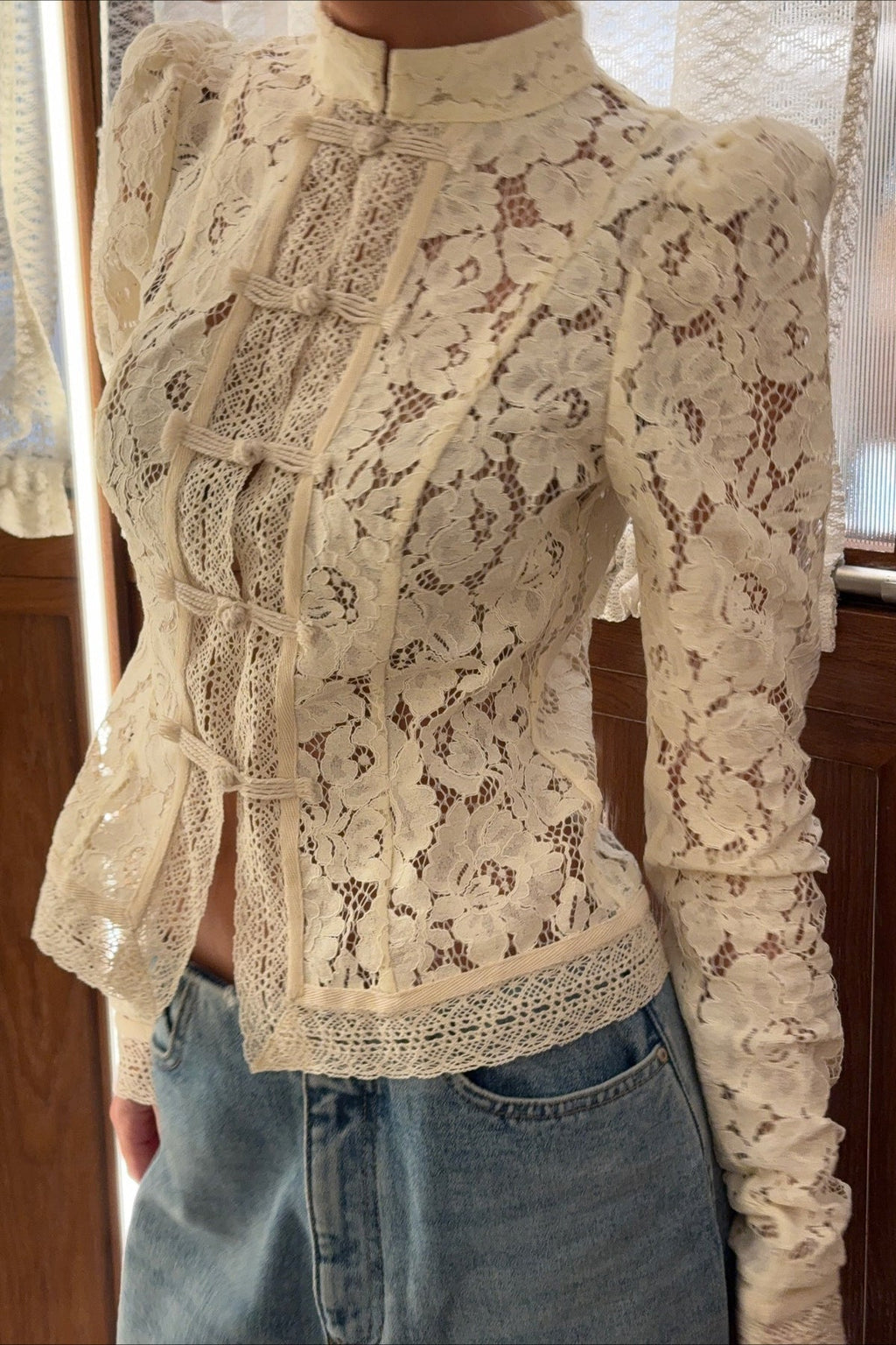Bluse Damen mit Mandarin-Kragen und dekorativem Verschluss - J&B - 6 - Jasminaboutique.com