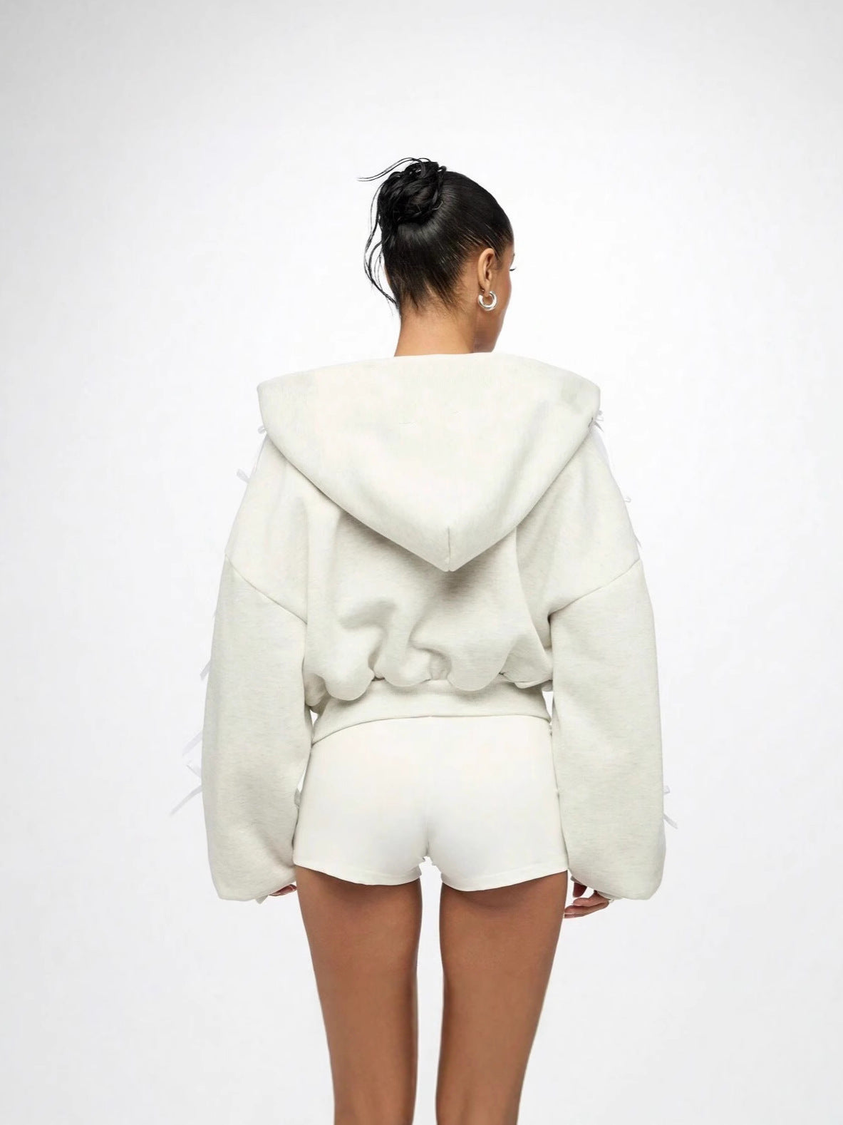 Sweater Damen mit Kapuze und Rüschendetails - J&B - 5 - Jasminaboutique.com