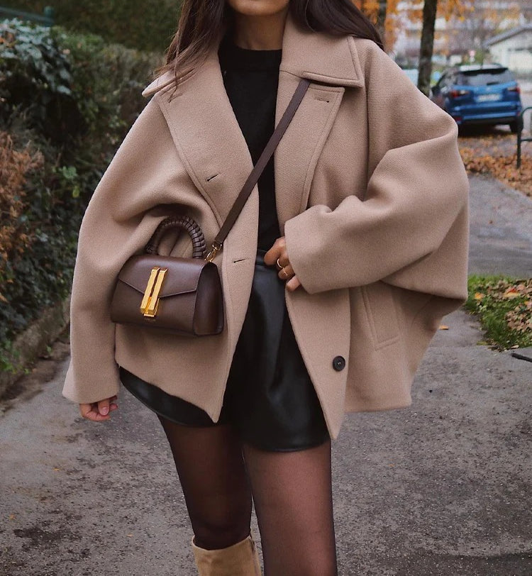 Jacke Damen – Oversized Schnitt mit breitem Revers und Knopfverschluss - J&B - 1 - Jasminaboutique.com
