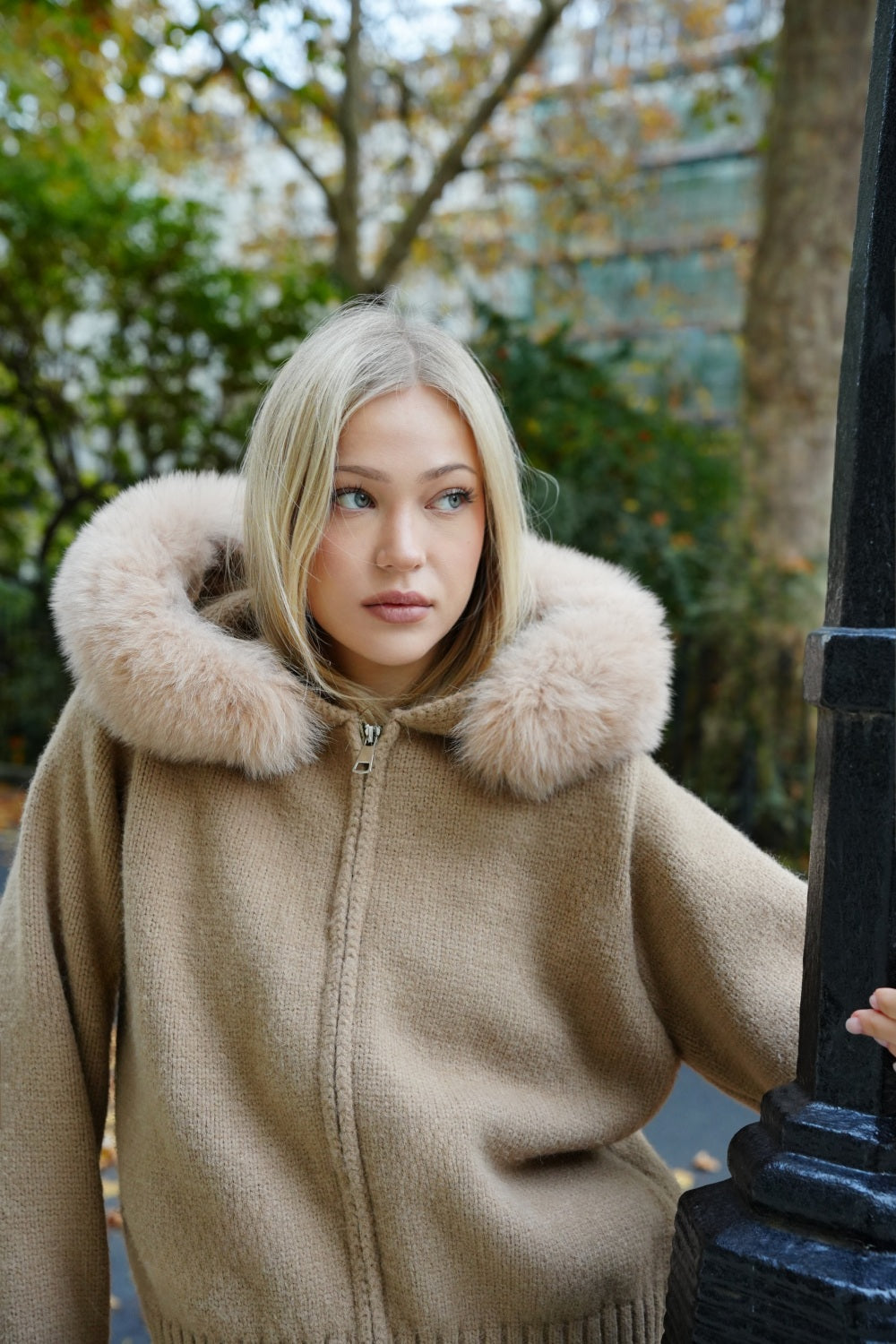 Cardigan Damen mit Kapuze und Plüschbesatz - J&B - 2 - Jasminaboutique.com