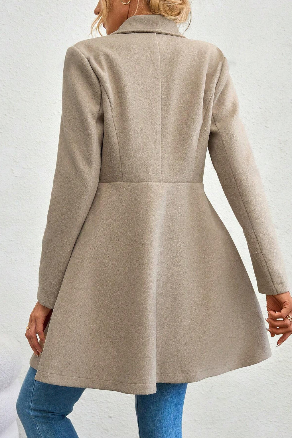 Mantel Damen mit Wasserfallkragen und taillierter Silhouette - J&B - 8 - Jasminaboutique.com