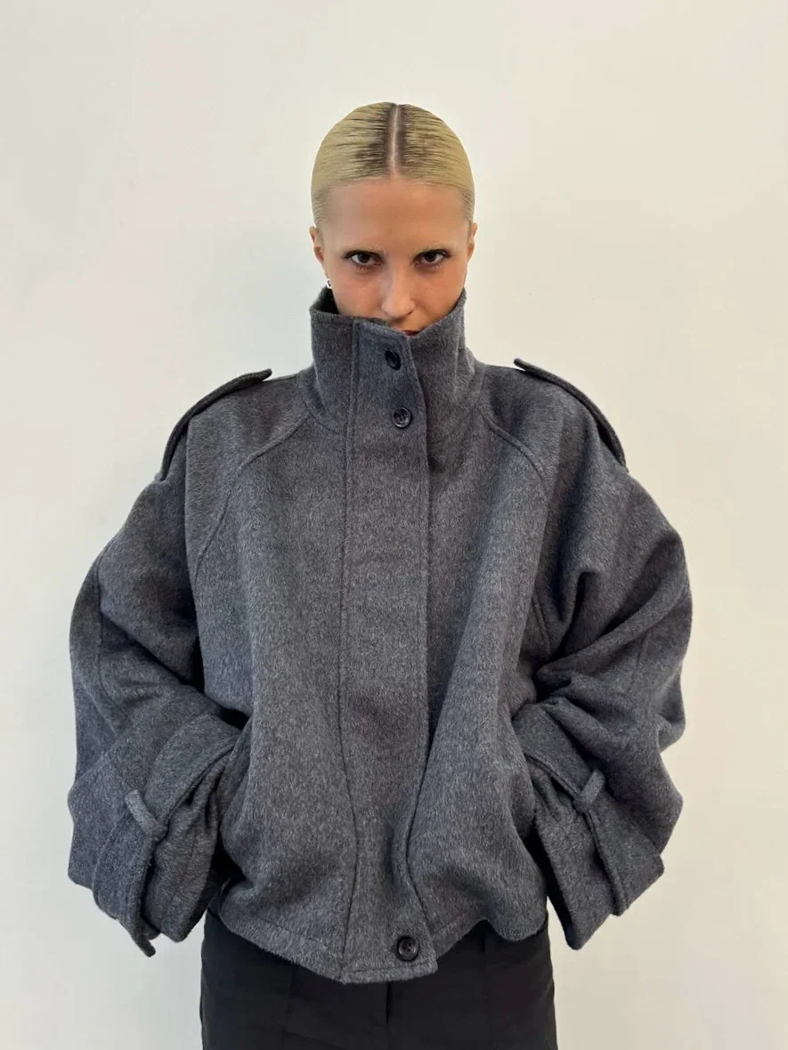 Jacke Damen Oversized Schnitt mit hohem Kragen und Knopfverschluss - J&B - 1 - Jasminaboutique.com