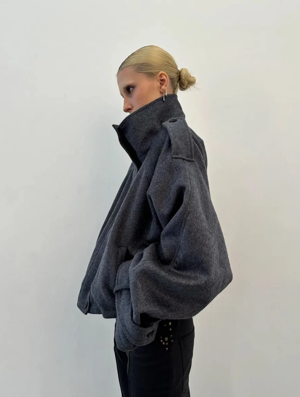 Jacke Damen Oversized Schnitt mit hohem Kragen und Knopfverschluss - J&B - 2 - Jasminaboutique.com