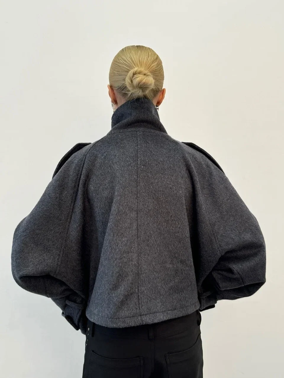 Jacke Damen Oversized Schnitt mit hohem Kragen und Knopfverschluss - J&B - 3 - Jasminaboutique.com