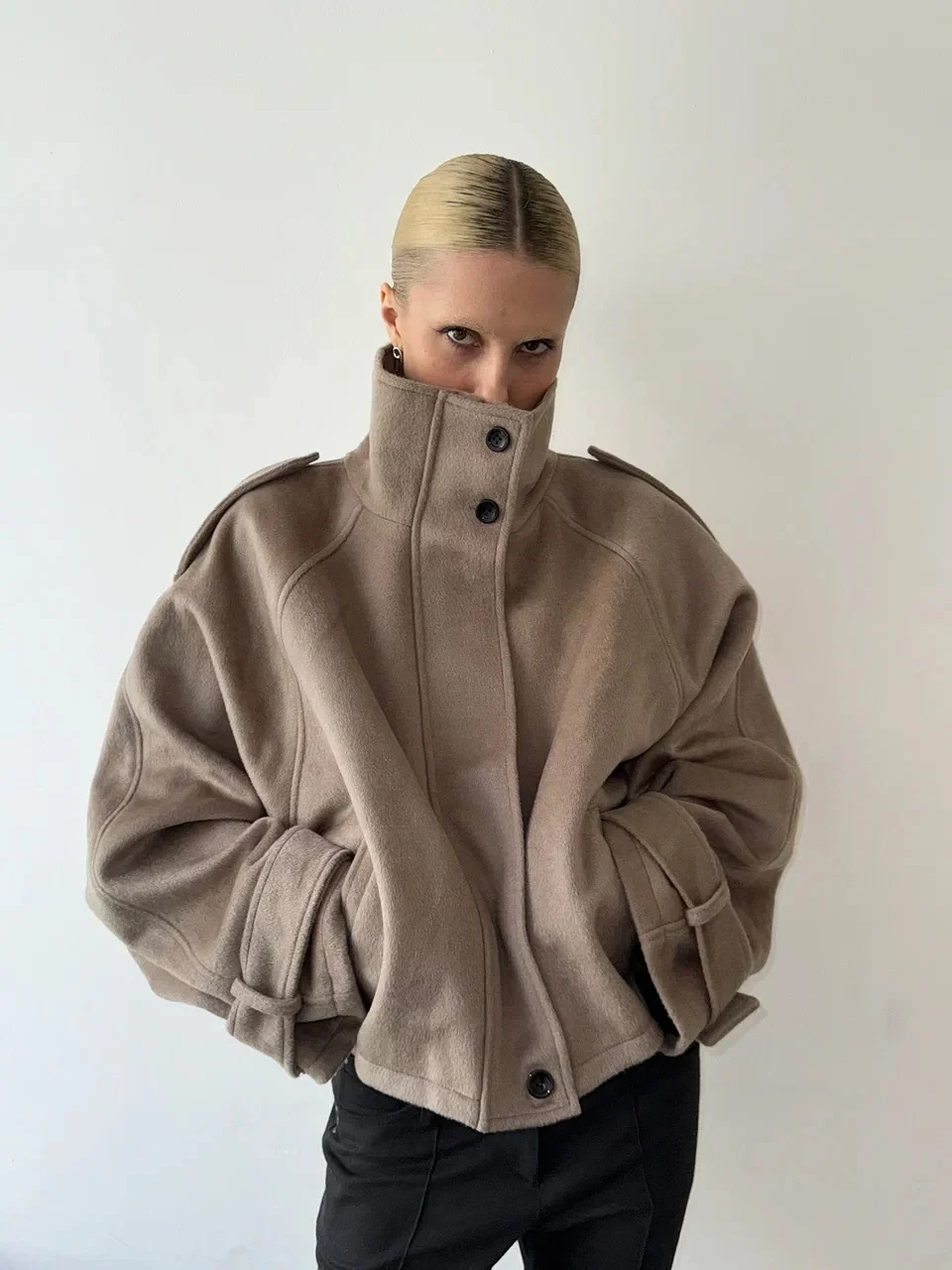 Jacke Damen Oversized Schnitt mit hohem Kragen und Knopfverschluss - J&B - 4 - Jasminaboutique.com