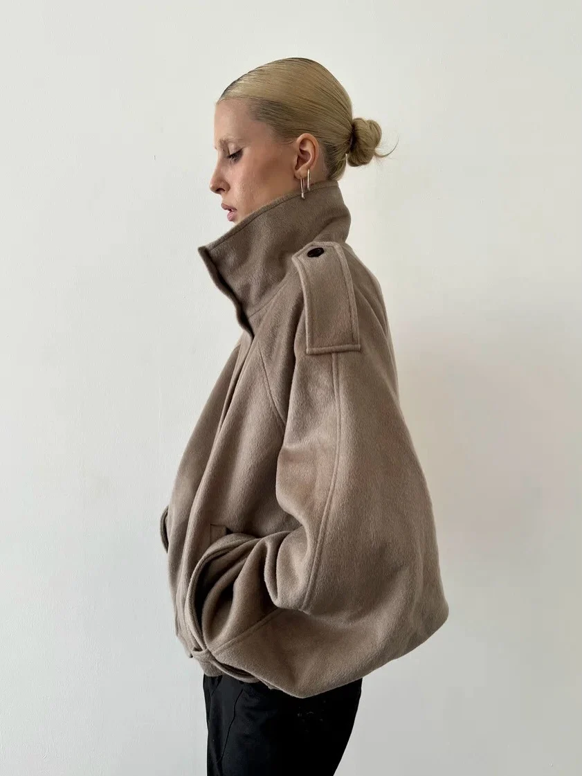 Jacke Damen Oversized Schnitt mit hohem Kragen und Knopfverschluss - J&B - 5 - Jasminaboutique.com