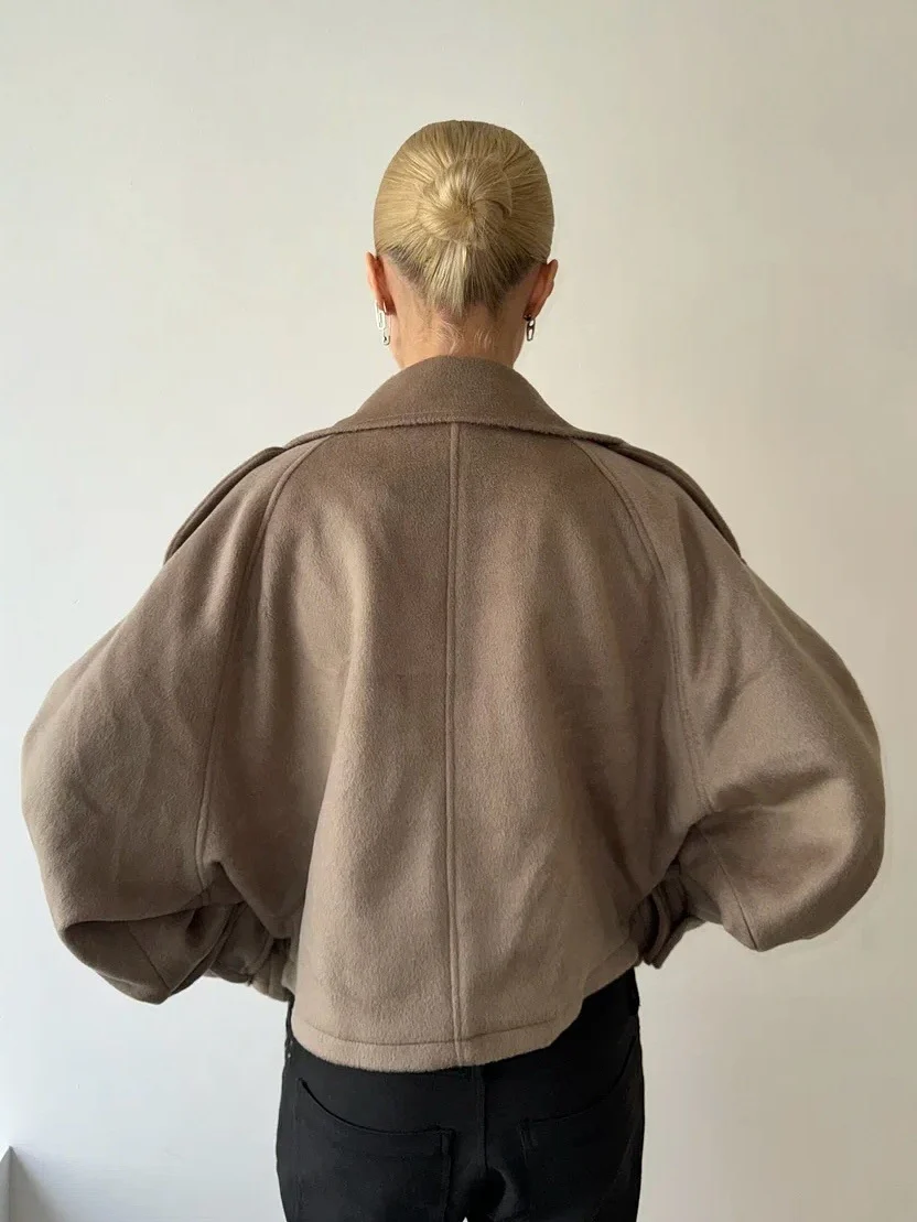 Jacke Damen Oversized Schnitt mit hohem Kragen und Knopfverschluss - J&B - 6 - Jasminaboutique.com