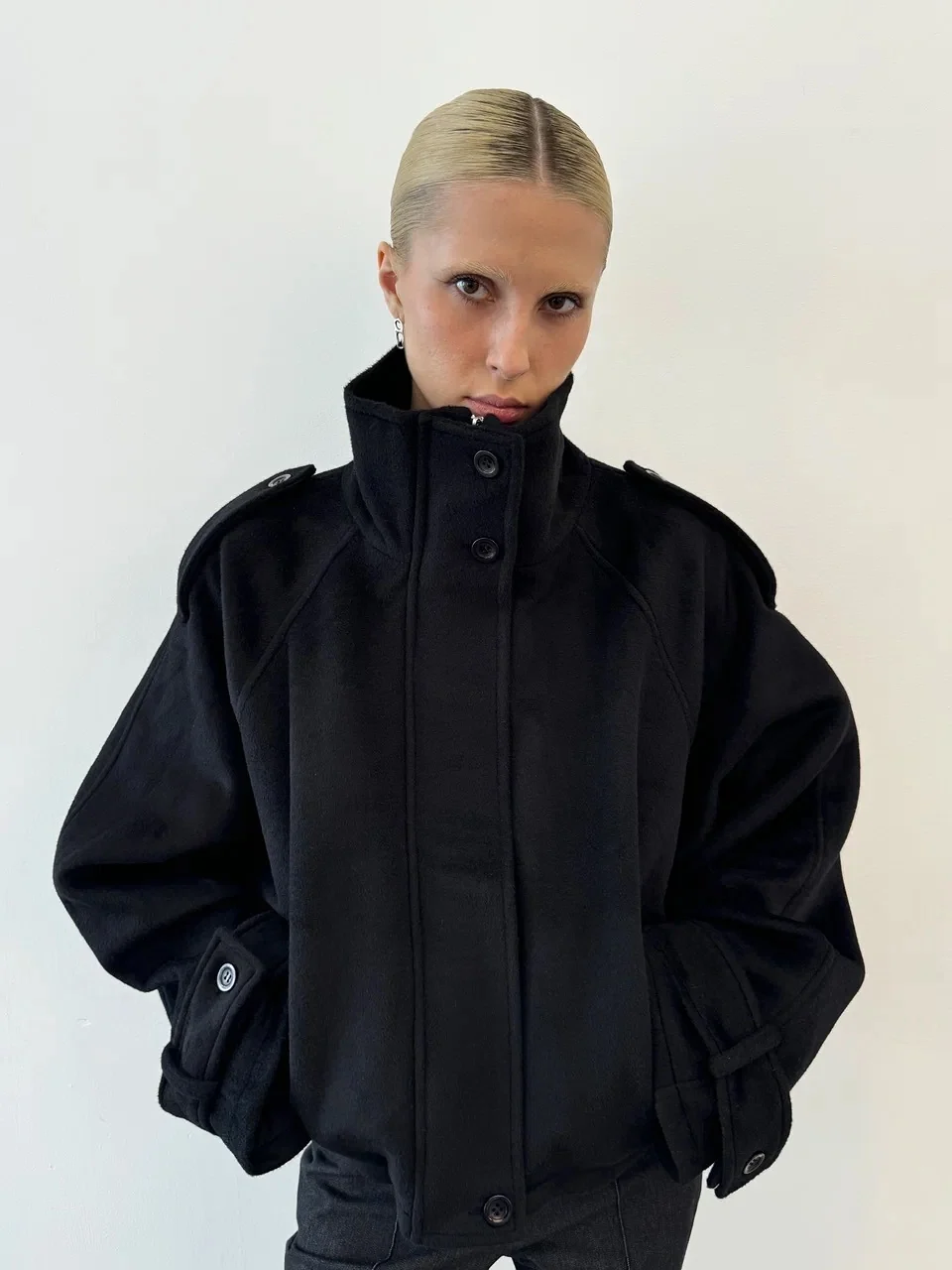 Jacke Damen Oversized Schnitt mit hohem Kragen und Knopfverschluss - J&B - 7 - Jasminaboutique.com
